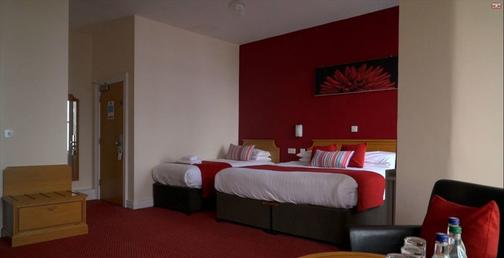 Adelphi Portrush Hotell Eksteriør bilde A typical hotel room