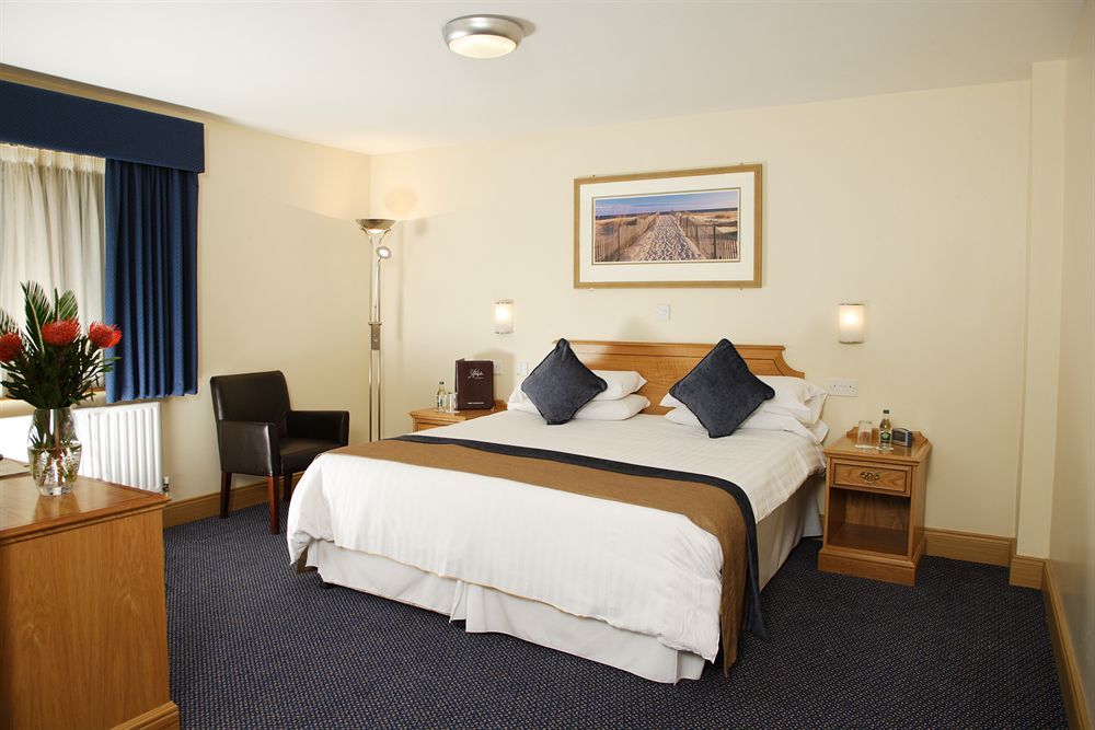 Adelphi Portrush Hotell Eksteriør bilde A bedroom at the hotel