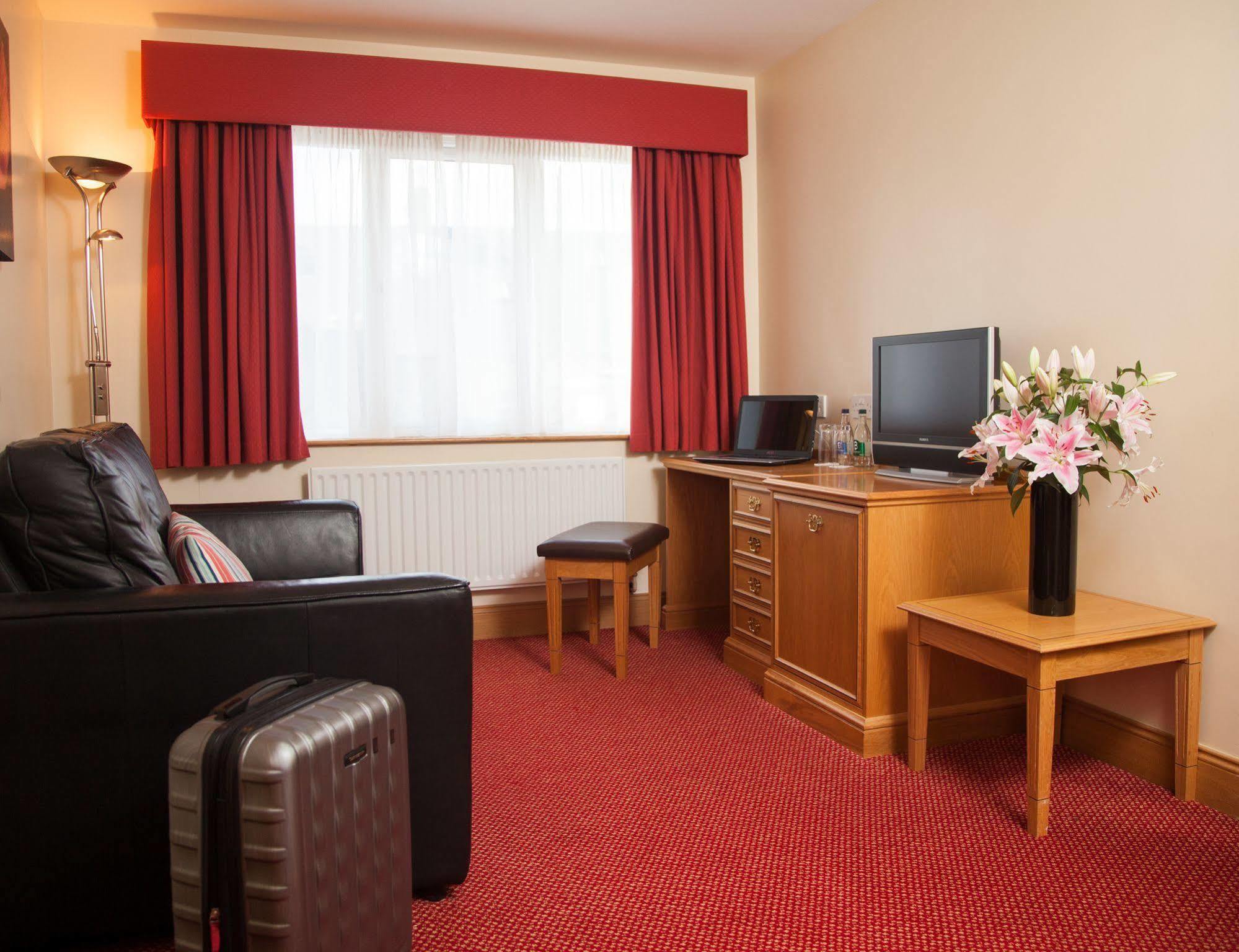 Adelphi Portrush Hotell Eksteriør bilde A typical hotel room